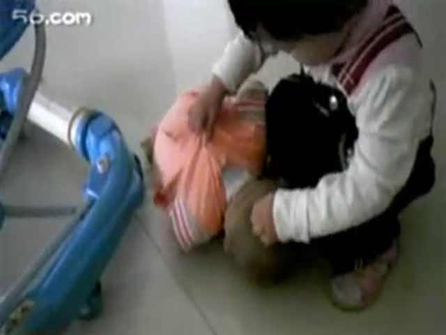 狂虐嬰兒視頻引發(fā)社會憤怒，道德和法律界限不可逾越