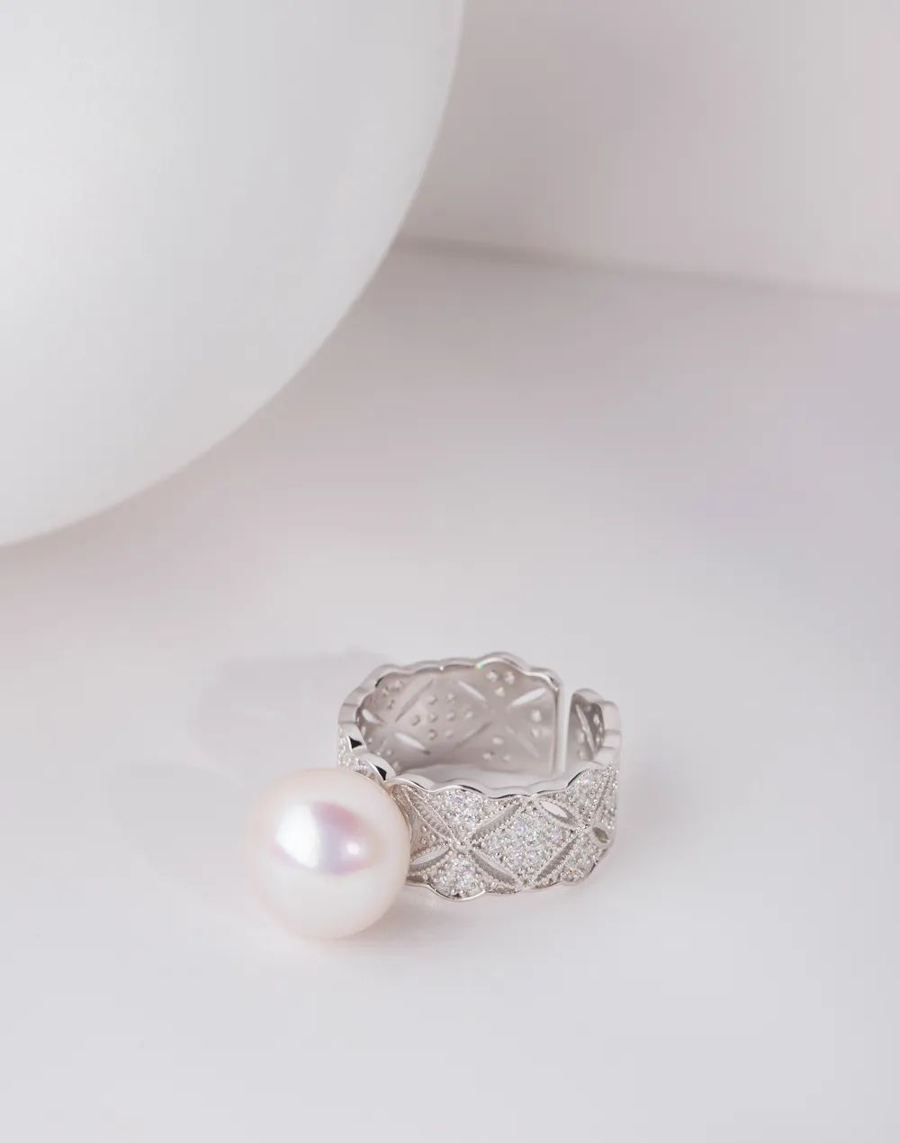 2024最新款戒指,探索小巷中的寶藏，2024最新款戒指