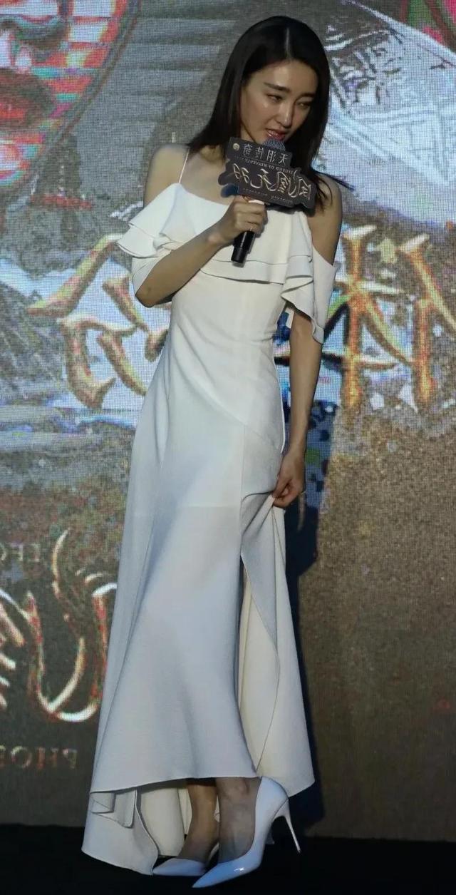 王麗坤最新發(fā)布會(huì)驚艷亮相，星光閃耀的瞬間