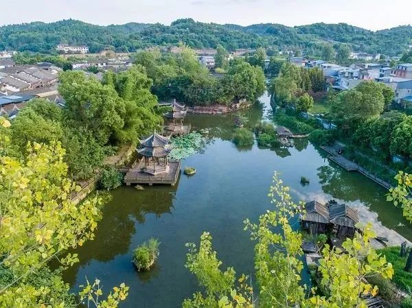 黃龍溪華僑城最新消息,黃龍溪華僑城最新消息，發(fā)展的雙刃劍效應分析