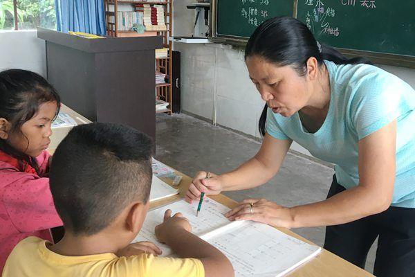 張老師，教育領(lǐng)域的璀璨新星閃耀教育界的光輝典范