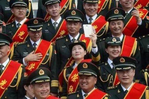 軍官轉(zhuǎn)業(yè)政策最新探索，小巷獨(dú)特風(fēng)味與轉(zhuǎn)業(yè)安置新動(dòng)向