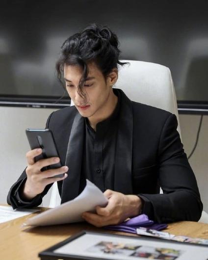 張演員男的舞臺與熒屏之旅，學習成長與自信光芒的展現(xiàn)