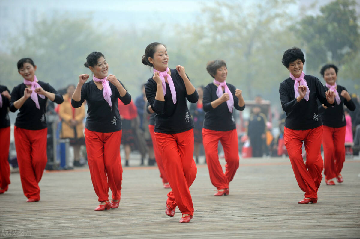 最新廣場(chǎng)舞共舞樂(lè)翻天，步驟指南與熱鬧狂歡