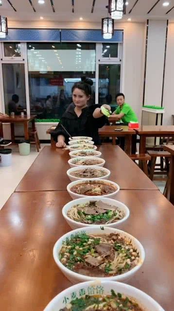 智能面食競技盛宴，全新科技引領吃面條比賽風潮！