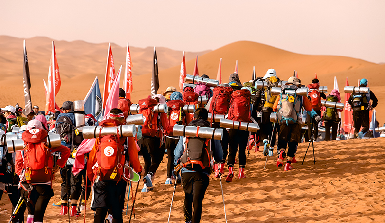 沙海競速，沙漠比賽中的歡樂與同伴時(shí)光