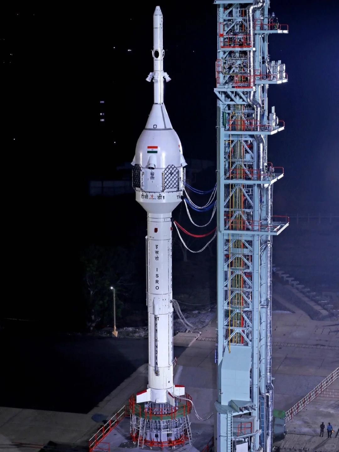 最新衛(wèi)星火箭，雙刃劍效應(yīng)下的發(fā)展觀點(diǎn)解析