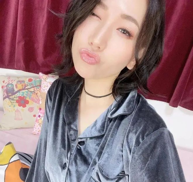 小巷深處的浪漫邂逅，佐山愛在愛情電影網(wǎng)中的故事