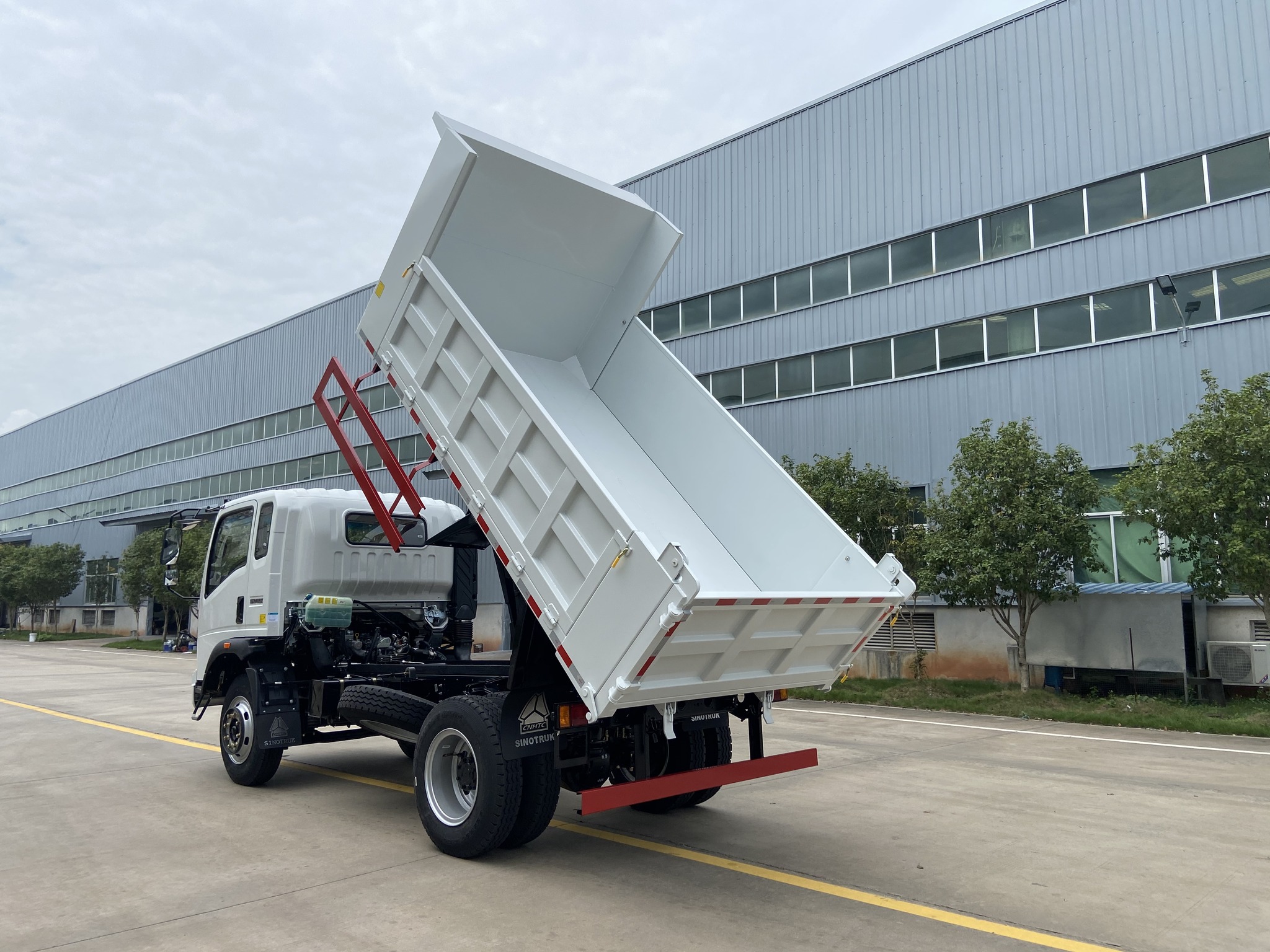 最新款自卸卡車，自然美景探索之旅的得力伙伴