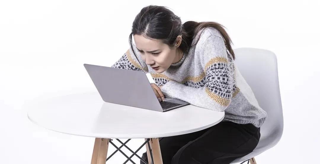 駝背男明星的人生舞臺(tái)，身體特征與星光熠熠的輝煌探索