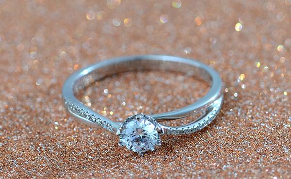 小巷深處的珠寶秘境之旅，探尋結(jié)婚鉆戒的價(jià)格