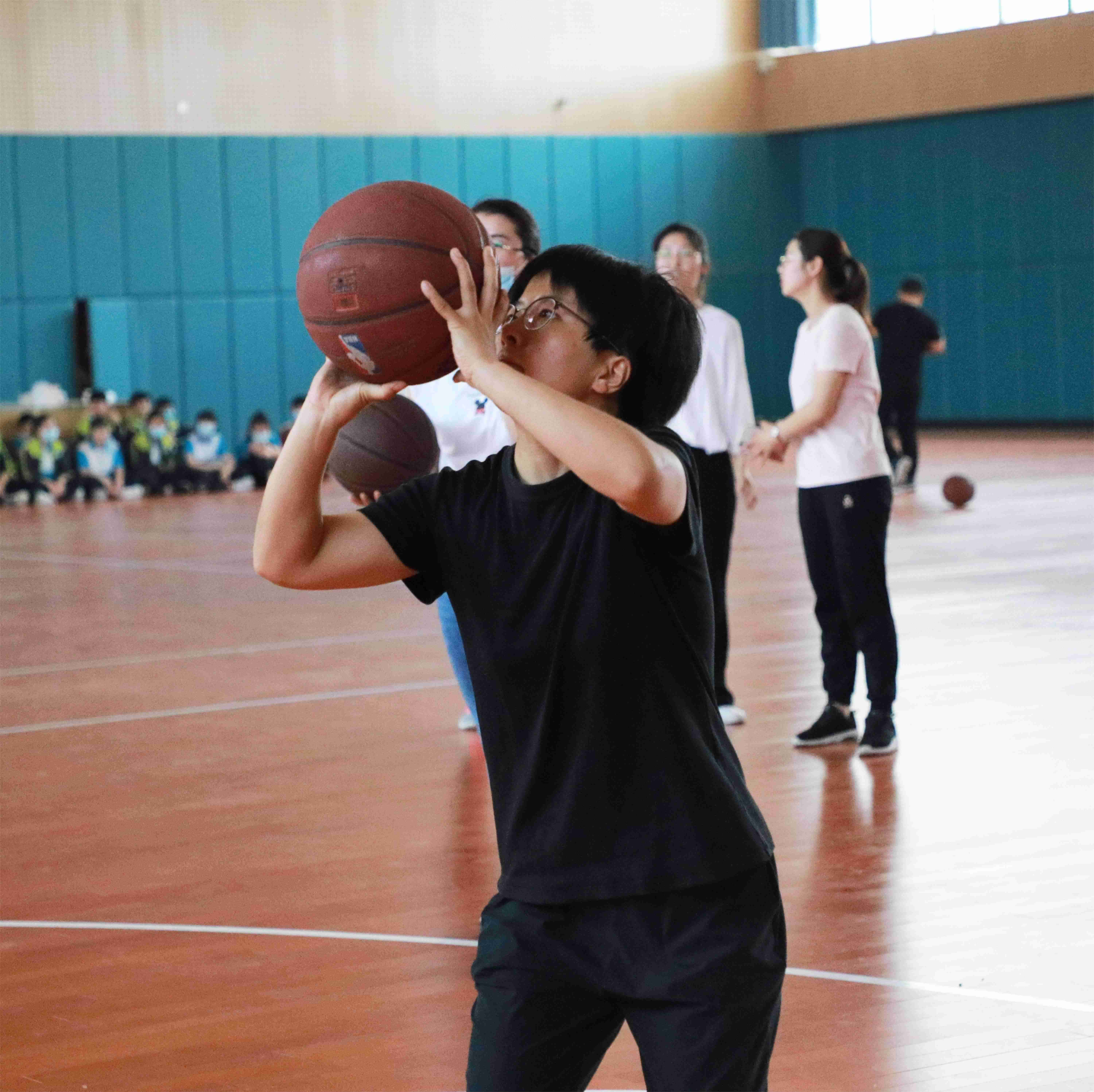 個(gè)人投籃比賽，班級(jí)競(jìng)技風(fēng)采展示