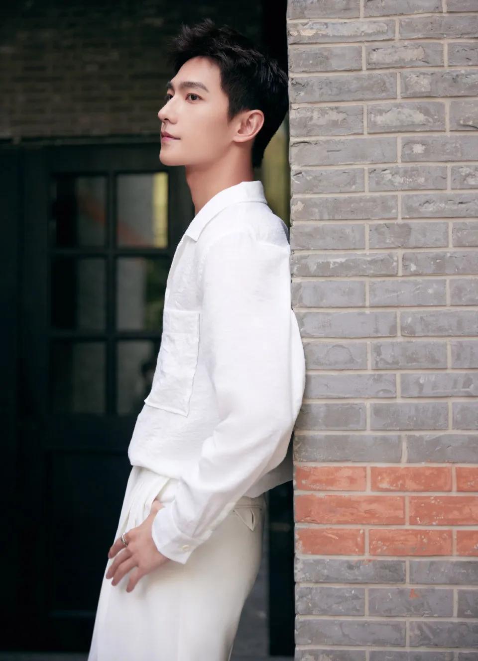 時尚套裝，自信與成就感的完美融合圖片展示