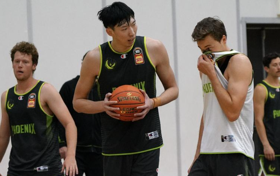 周琦最新視頻展現(xiàn)籃球巨星風(fēng)采！