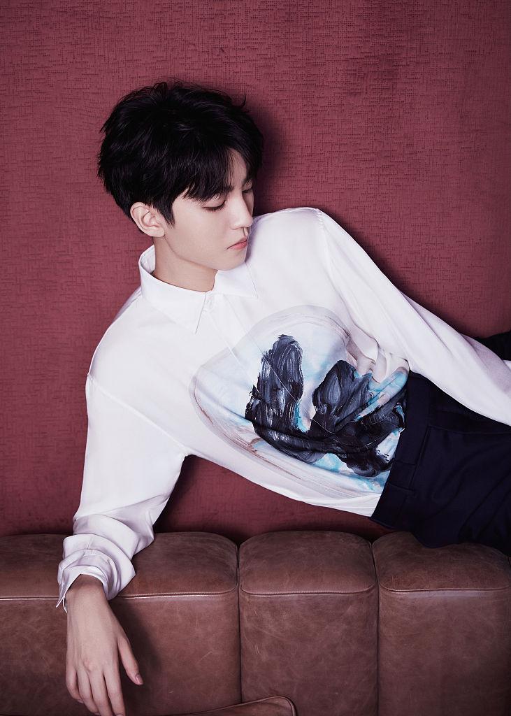 王俊凱最新寫(xiě)真，陽(yáng)光下的青春風(fēng)采