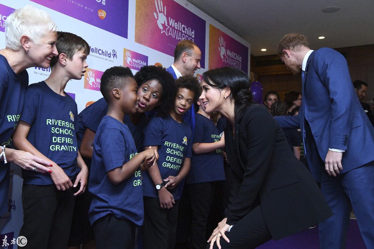 英國王妃凱特最新服裝引領(lǐng)時尚潮流，英倫風(fēng)尚再燃！