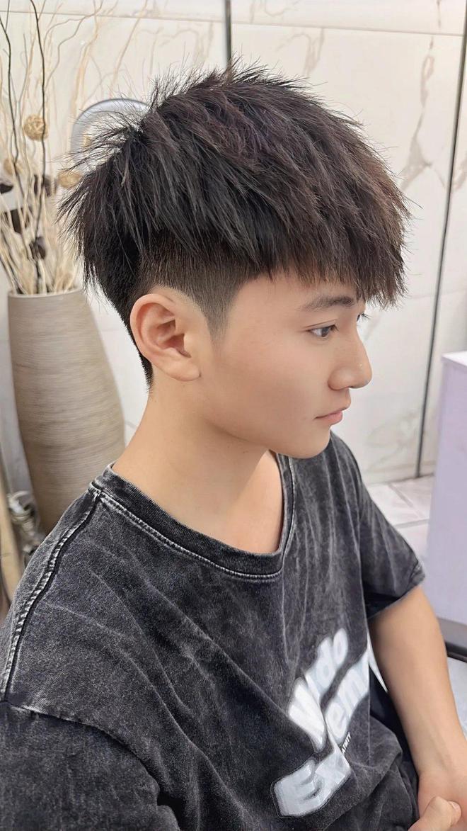 時尚變遷，探索短發(fā)型風潮與影響，展望2025最新流行趨勢