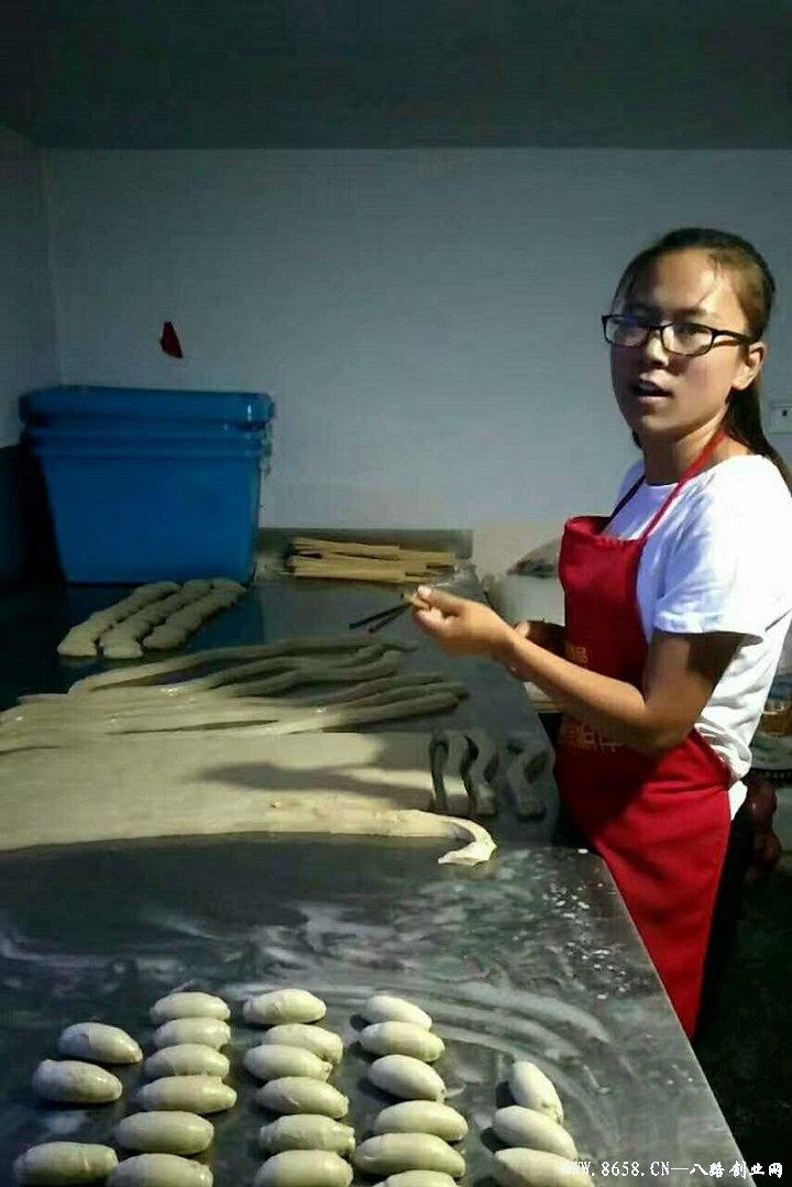 革新烘焙工藝，引領(lǐng)行業(yè)新潮流，最新烤面筋機(jī)亮相！