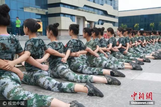 獨家揭秘，探索小巷深處的軍訓新風尚——2025軍訓最新視頻亮相！