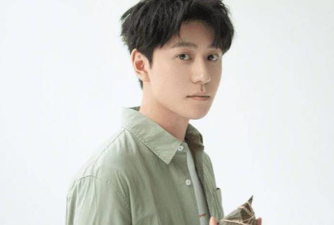 秦俊杰最新戀情曝光，情感新動(dòng)向揭秘！